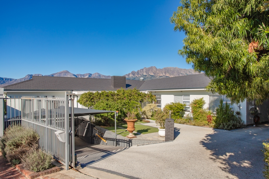 5 Bedroom Property for Sale in Uitsig Western Cape